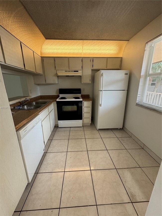 Building Photo - 8750 Royal Palm Blvd