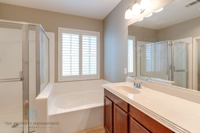 Building Photo - Spacious 3 Bed 2.5 Bath Condo in Orange!