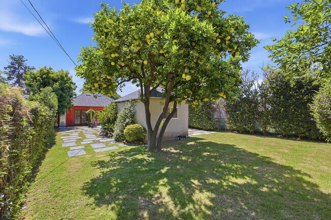 Building Photo - 585 W Calaveras St