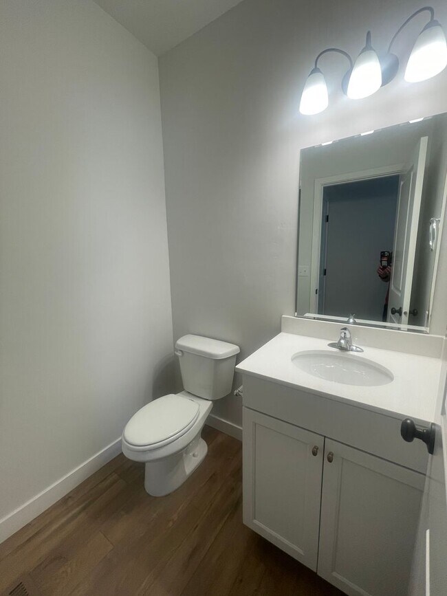 Building Photo - Beautiful New Townhome for Rent in Bluffdale!