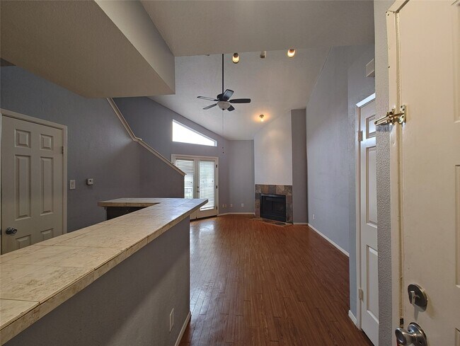 Building Photo - 10855 Meadowglen Ln