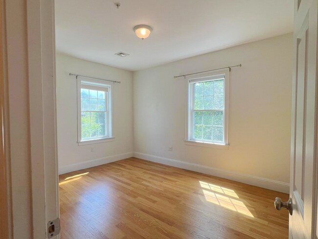 Building Photo - AVAILABLE NOW! Elegant 3-Bed Condo in Prim...