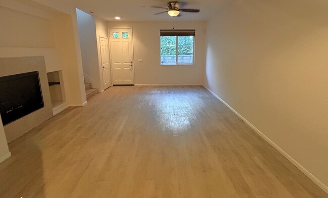 Building Photo - 2 Bedrooms/ 3 Bathrooms