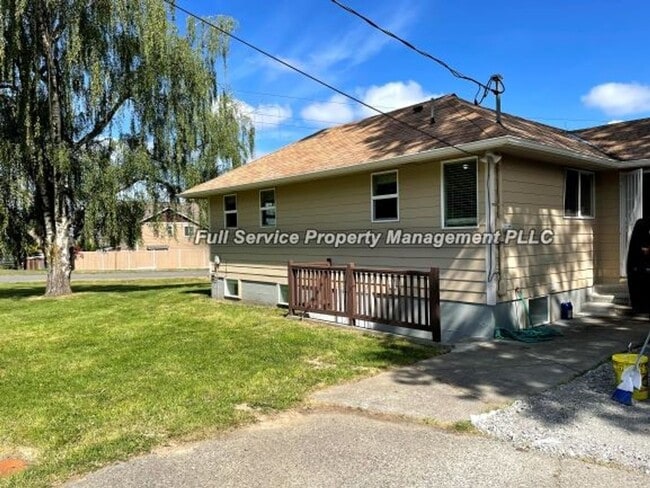 Building Photo - Country charm with Modern day updates!