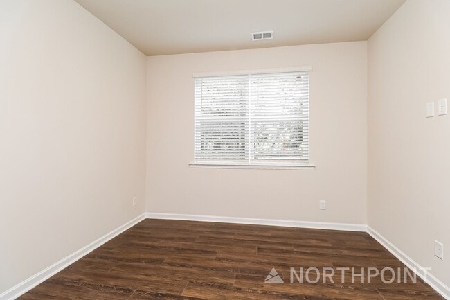 Building Photo - Beautiful 3BR 3.5BA Townhome w/ Full Appliance Kitchen Garage Parking in University