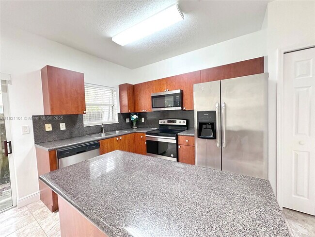 Building Photo - 2905 SE 15th Terrace