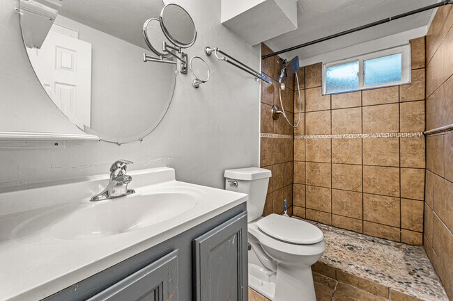Building Photo - 3512 W Berry Dr