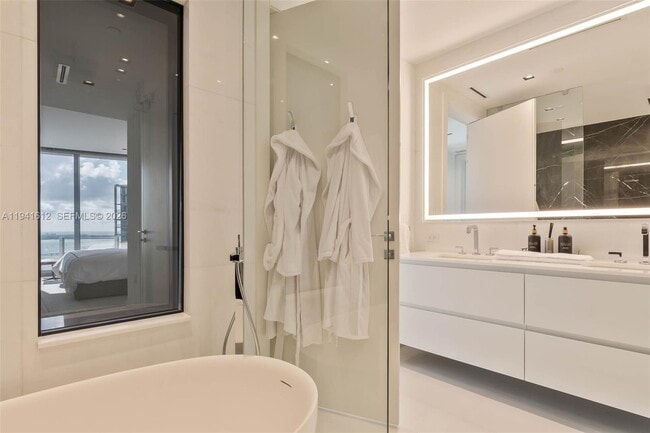 Building Photo - 300 Biscayne Blvd Way