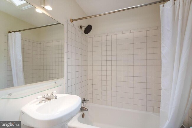 Building Photo - 2224 Observatory Pl NW