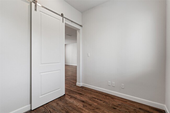 Building Photo - 1013 W 17th St