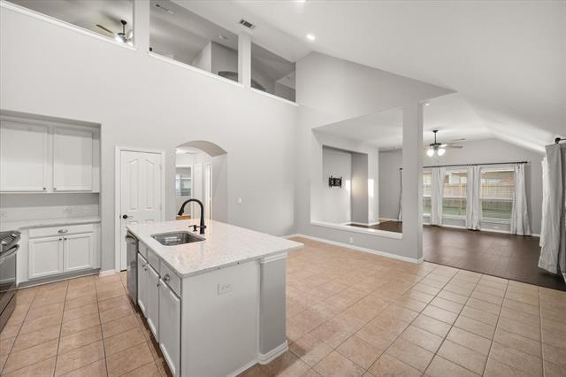 Building Photo - 4802 Oakview Dr