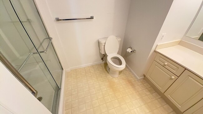 Building Photo - Sun-filled 2 Bed 2 Bath Condo With Sunroom...