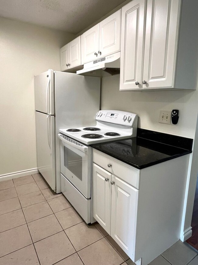 Building Photo - Updated 1 Bed/ 1 Bath Condo Kent - Great L...