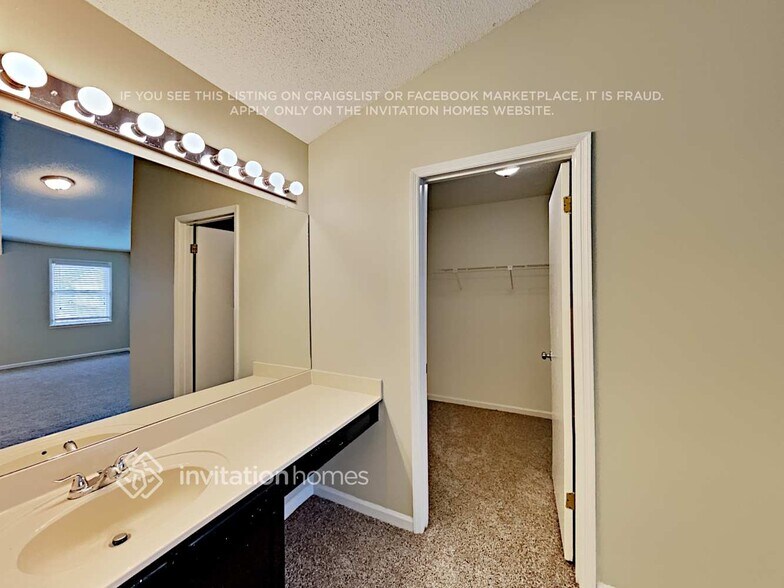 Building Photo - 10430 Meadow Crest Ln