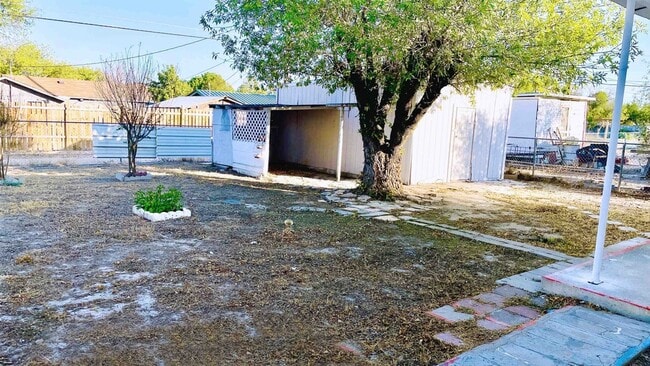 Building Photo - 405 E Bowie St