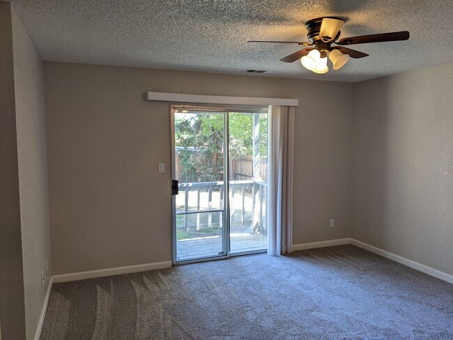 Building Photo - Nice 3 bedroom home, recently updated offe...