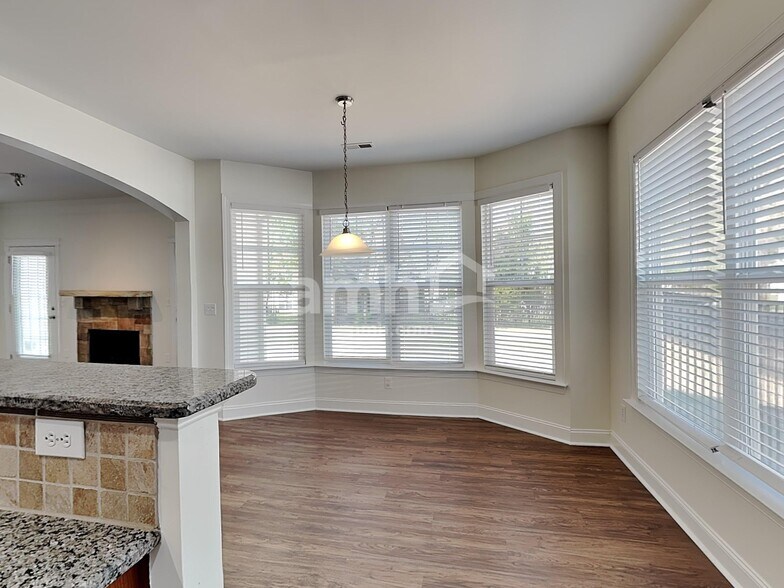 Building Photo - 8100 Lynwood Square