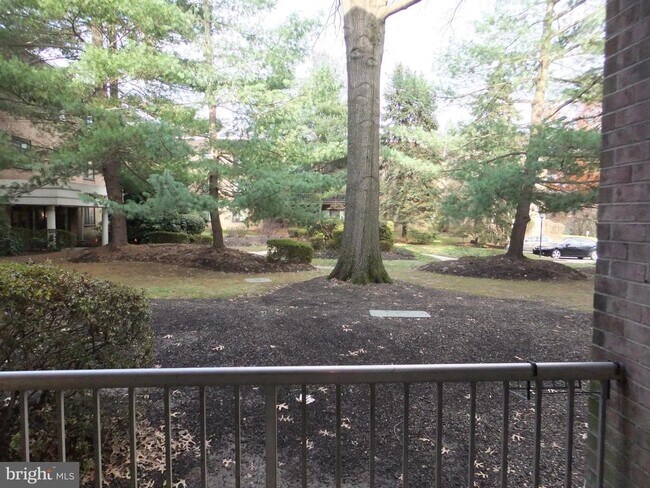 Building Photo - 1640 Oakwood Dr