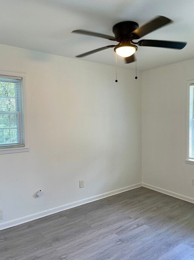Building Photo - Spacious 3 Bedroom Ranch Under $1,400!