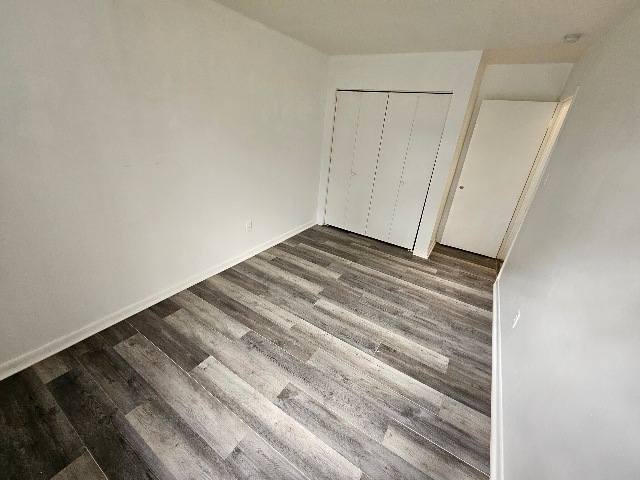 Building Photo - 806 W Oak Ln
