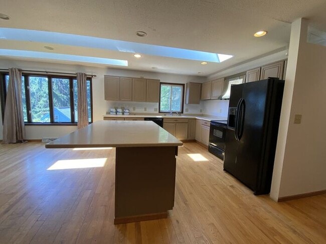 Building Photo - $2,700 | 4 Bedroom, 3.5 Bathroom Home | Pe...