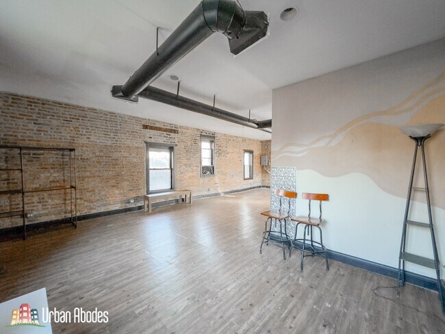 Building Photo - 639 N Troy St