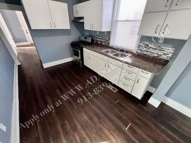 Building Photo - Cozy 4 Bed 2 Bath Home in KCK-Available NOW!!