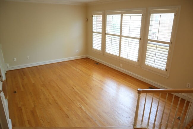 Building Photo - Gorgeous Large 4 level TH in the best Nort...