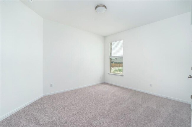 Building Photo - 220 Tanda Ln