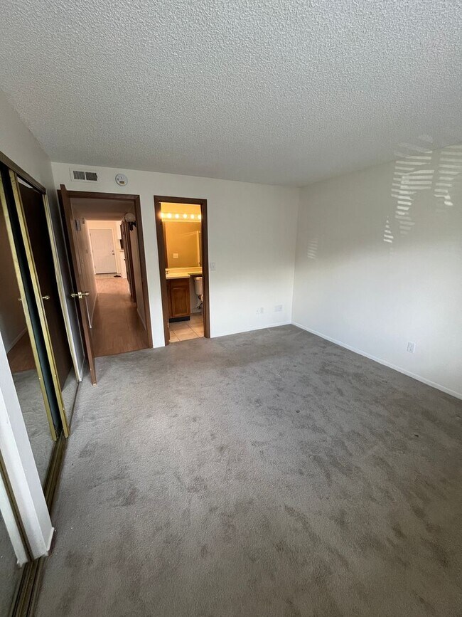 Building Photo - 3 Bed 2 Bath Updated Unit in Robinwood