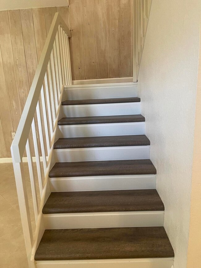 Building Photo - 613 6th Ln