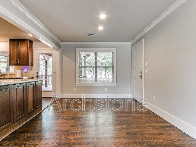 Building Photo - 9631 Stratford Dr