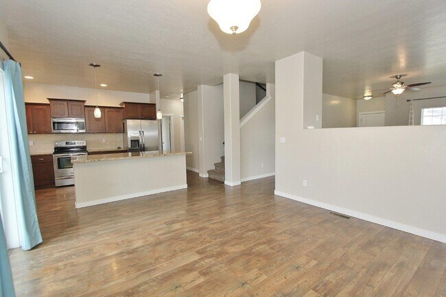 Building Photo - Spacious Home in Quiet Neighborhood