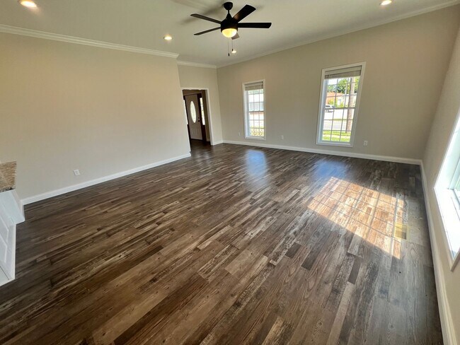 Building Photo - Spectacular newly remodeled home, next to the Square, Franklin, Ky