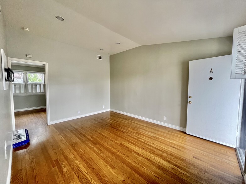 Living - 308 Encino Ln