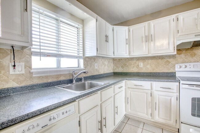 Building Photo - Lovely 2 bed 1.5 bat Condo is quiet Stamford Neighborhood