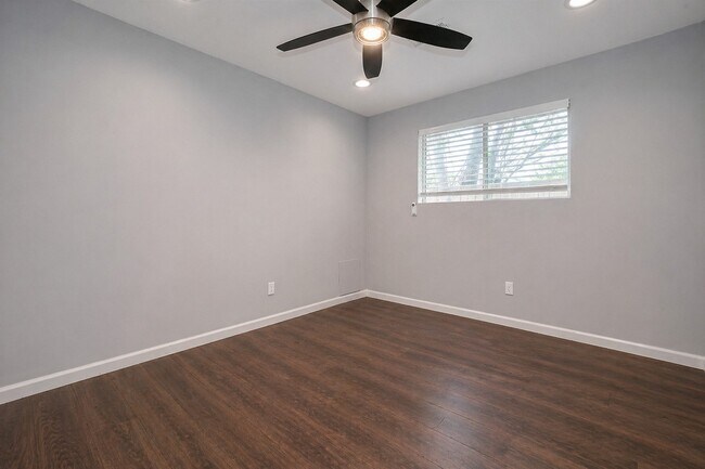 Building Photo - 319 Gentilly Dr