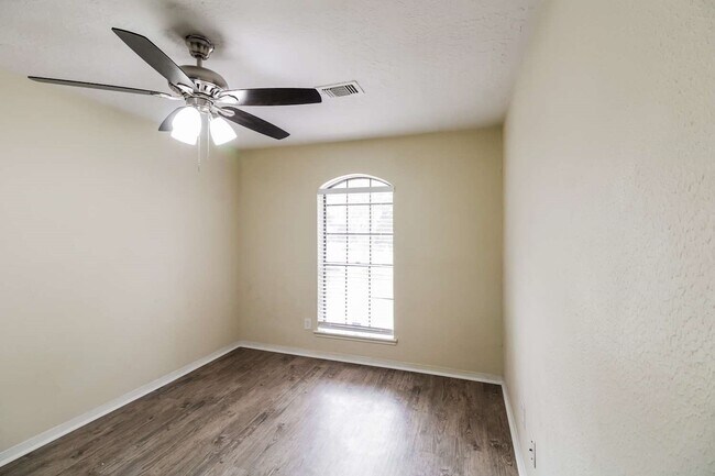 Building Photo - 207 Queens Ct