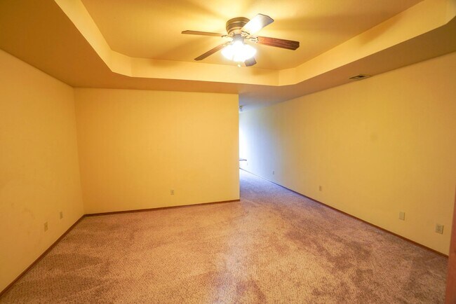 Building Photo - Must see 2 bed, 2 bath duplex near the University of Oklahoma
