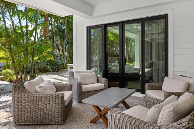 Building Photo - 940 Greenbriar Dr