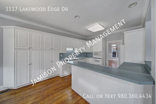 Building Photo - 3117 Lakewood Edge Dr