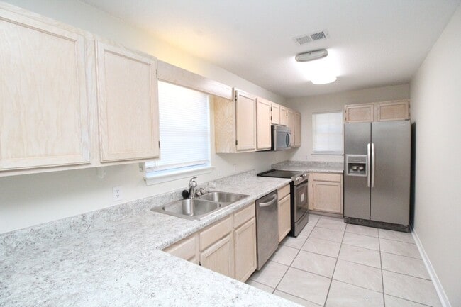 Building Photo - Charming End-Unit Townhome in Northeast Pensacola with Wood-Look Flooring, Updated Kitchen, Fence...