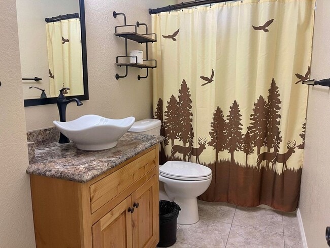 Building Photo - Gorgeous Fully Furnished 3 Bedroom Home Ne...