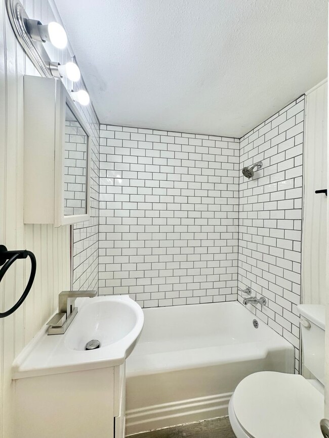 Building Photo - Available Now! Charming & Updated 3-Bedroo...