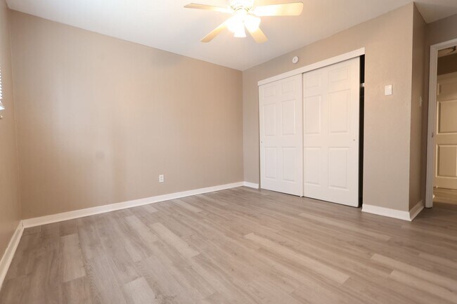 Building Photo - 1 Bedroom Apartment