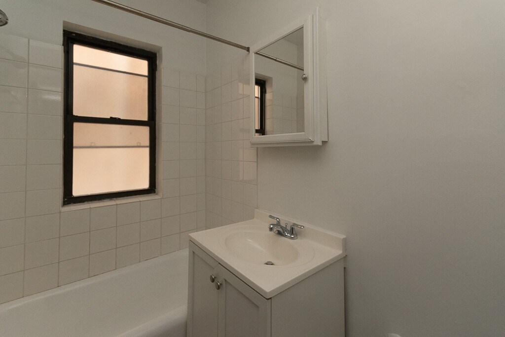 Building Photo - 4640 N Paulina St