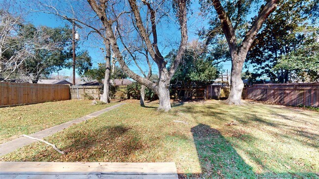 Building Photo - 5005 Cedar Creek Dr