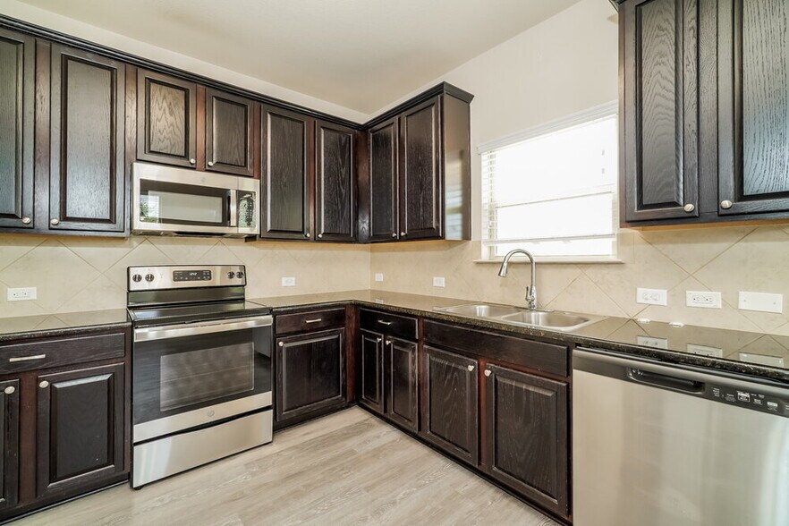 Building Photo - 300 Potters Peak Way