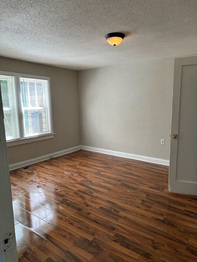 Building Photo - 1 bedroom - Bath