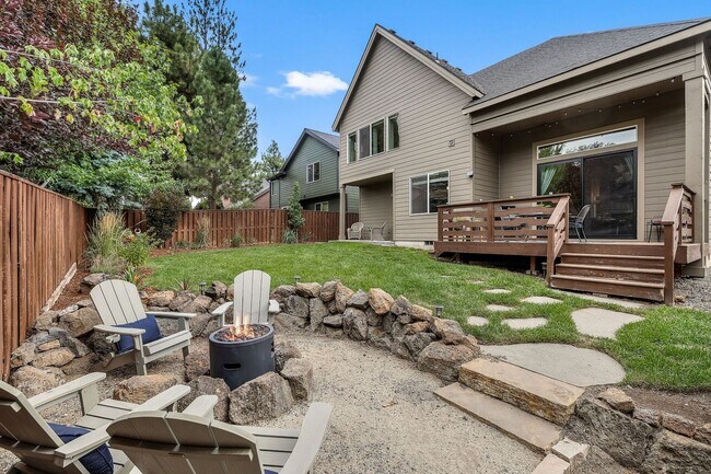 Building Photo - Stunning furnished home located in the des...